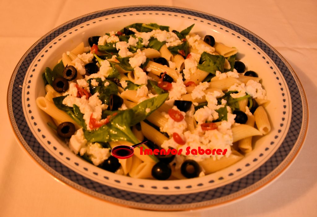Salada de macarrão com espinafre e queijo fresco