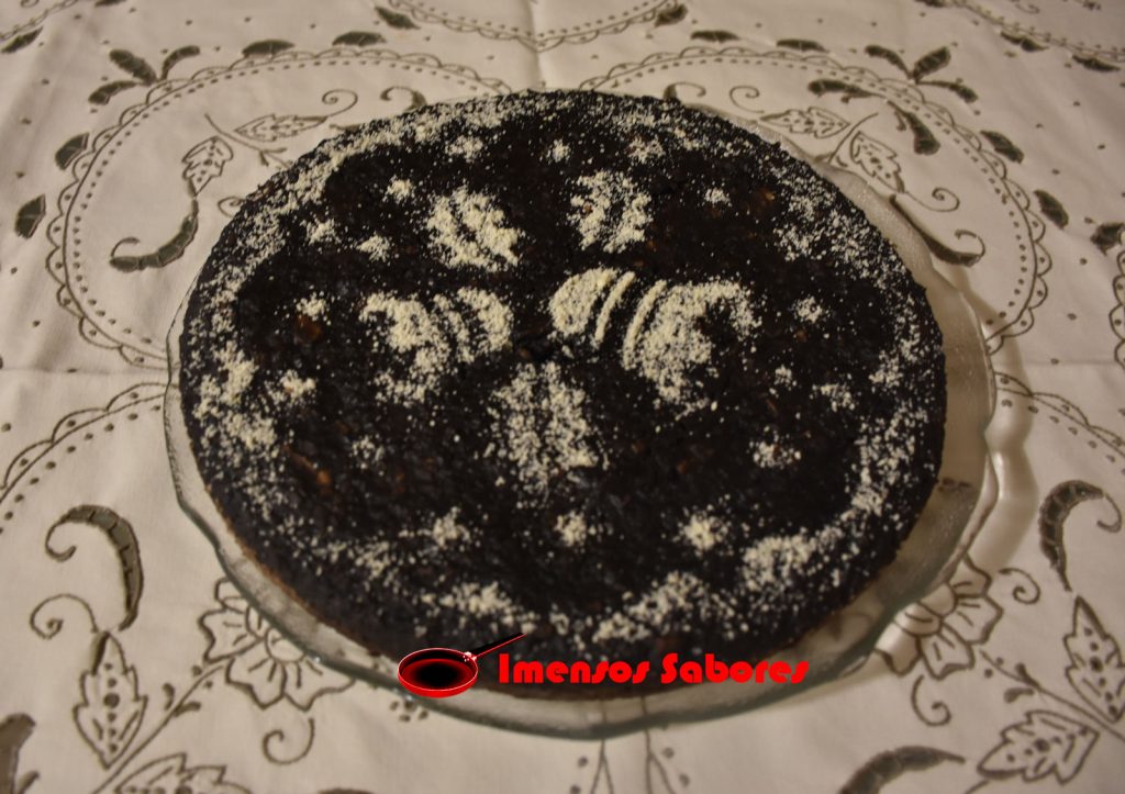 Tarte de alfarroba com amêndoa laminada e mel