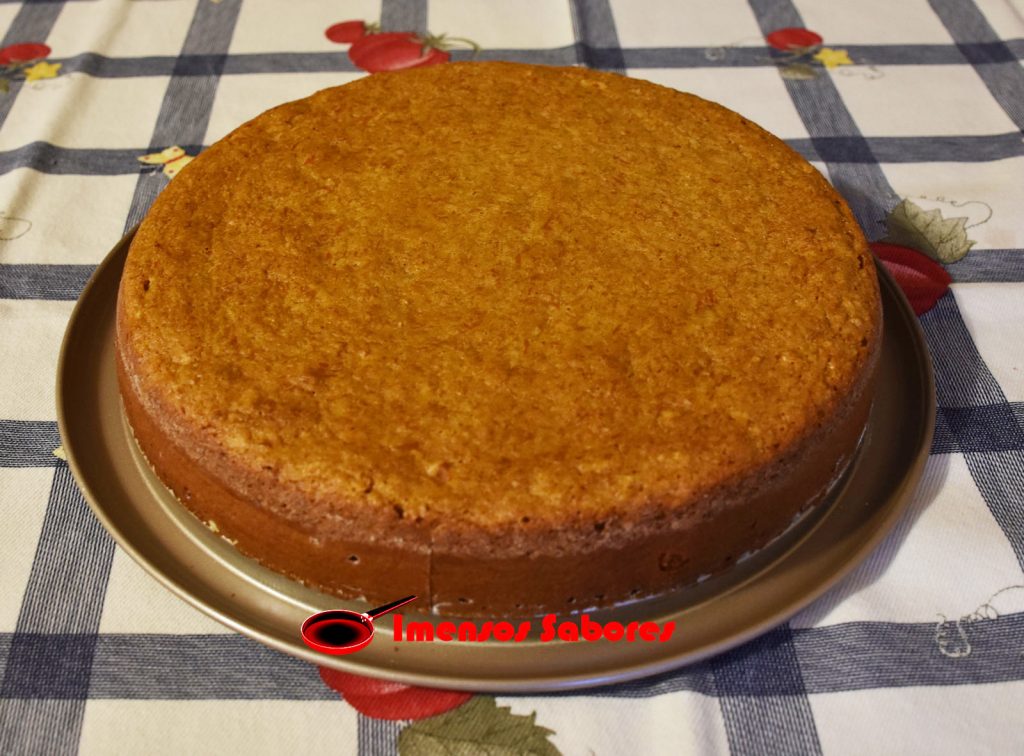 Bolo integral de cenoura com amêndoas e mel