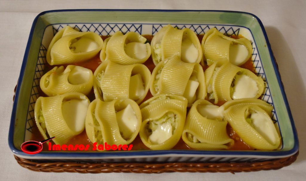 Lumaconi com bacalhau e queijo