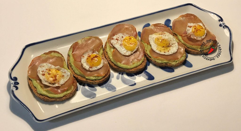 Tapas com abacate e lombo curado