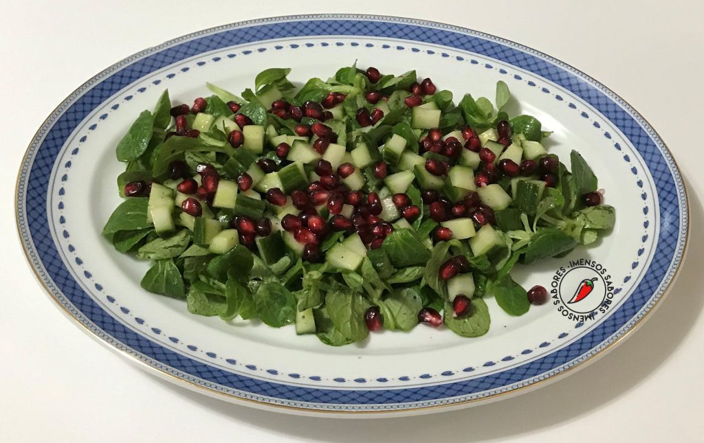 Salada verde com romã