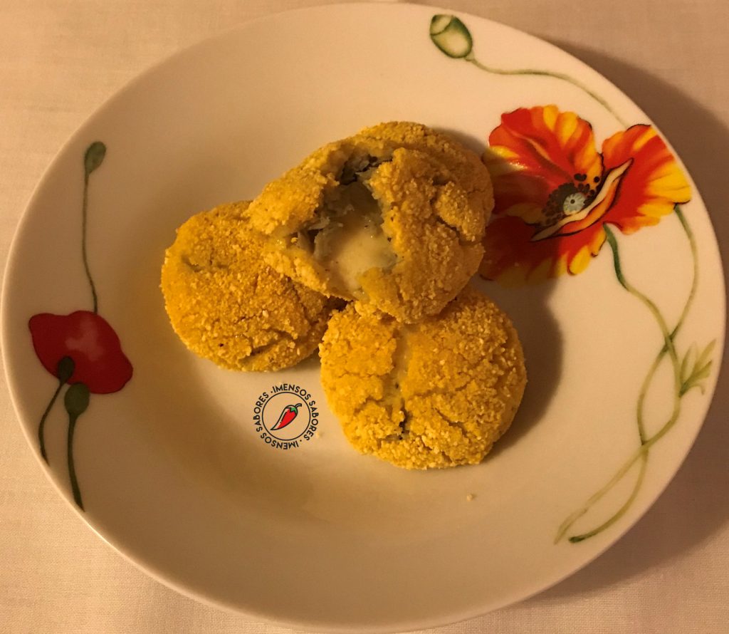 Bolinho de polenta recheado com alcachofra e provolone