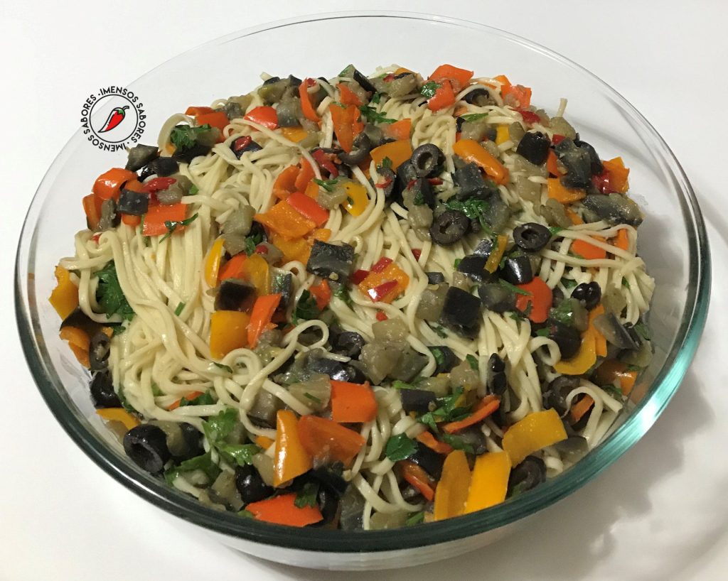 Espaguete com beringela, pimentos doces e anchovas