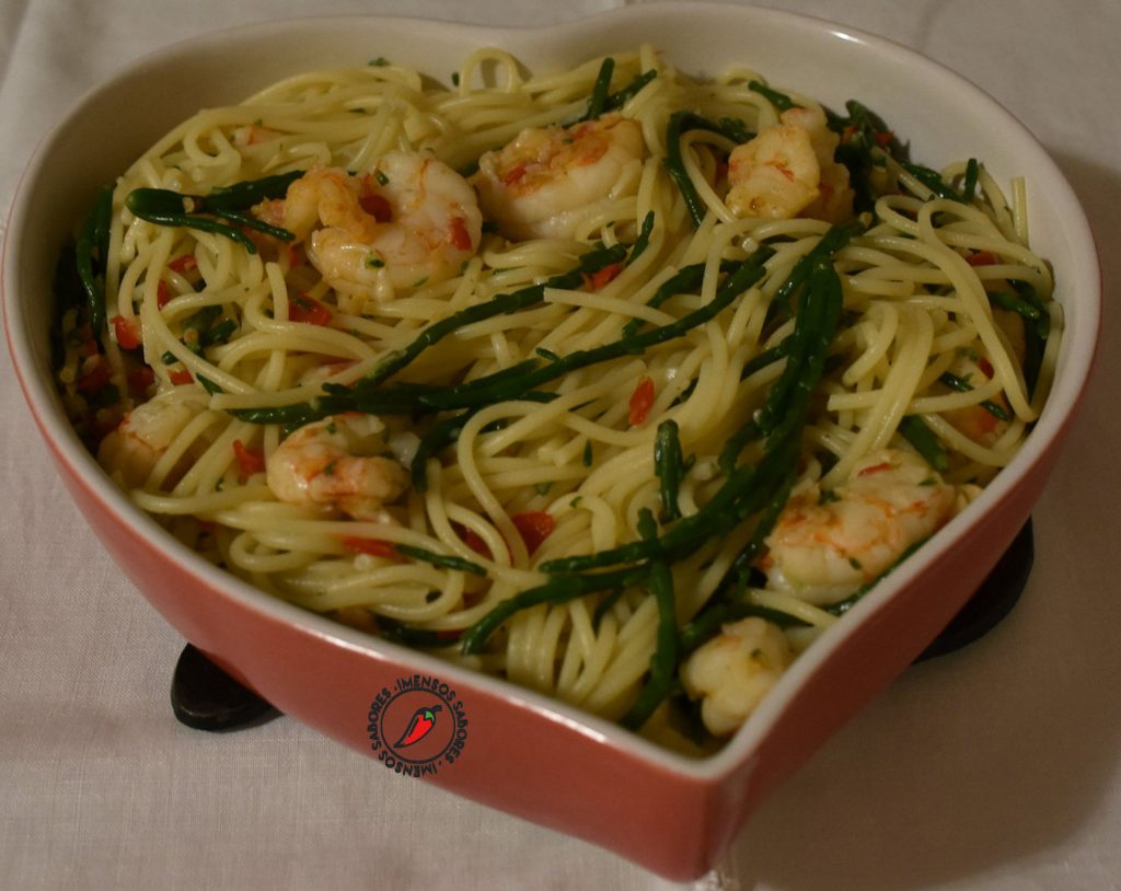 Espaguete com camarão e salicórnia