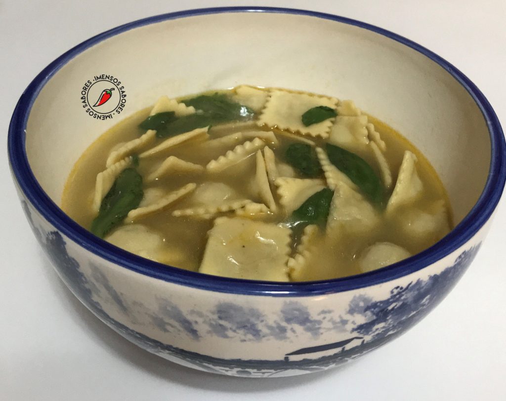 Raviolini de frango in brodo