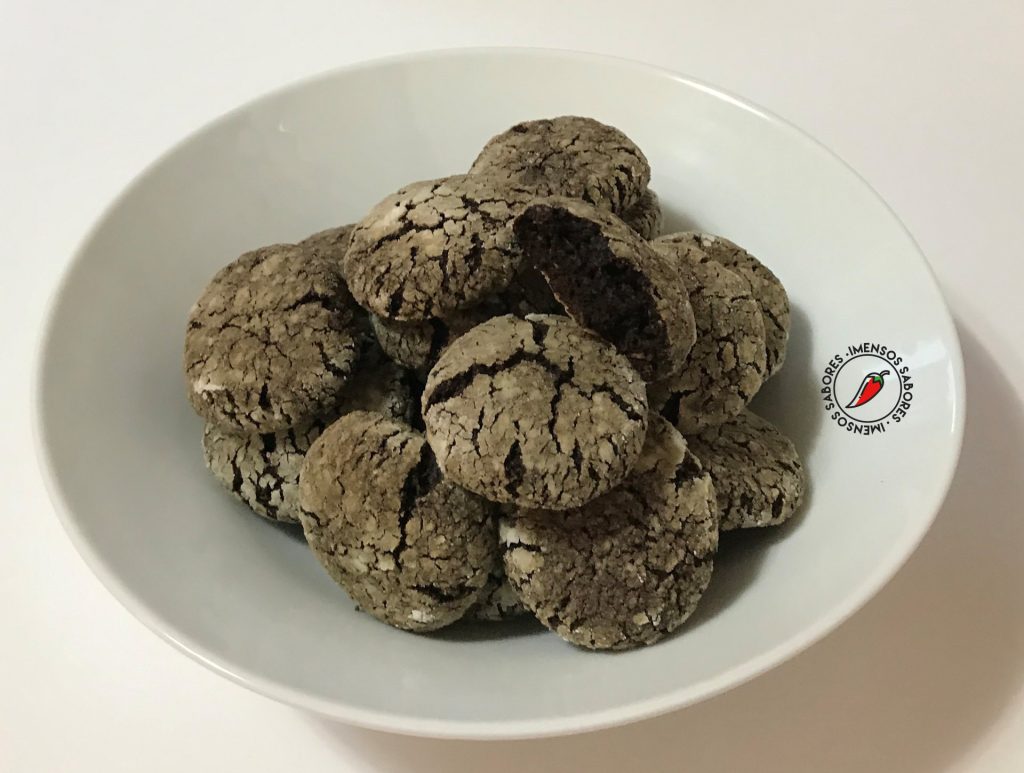 Biscoito de coco com alfarroba e açúcar de coco