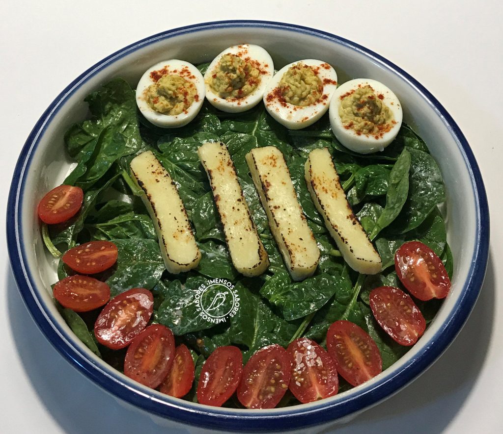 Salada com ovos recheados e queijo halloumi