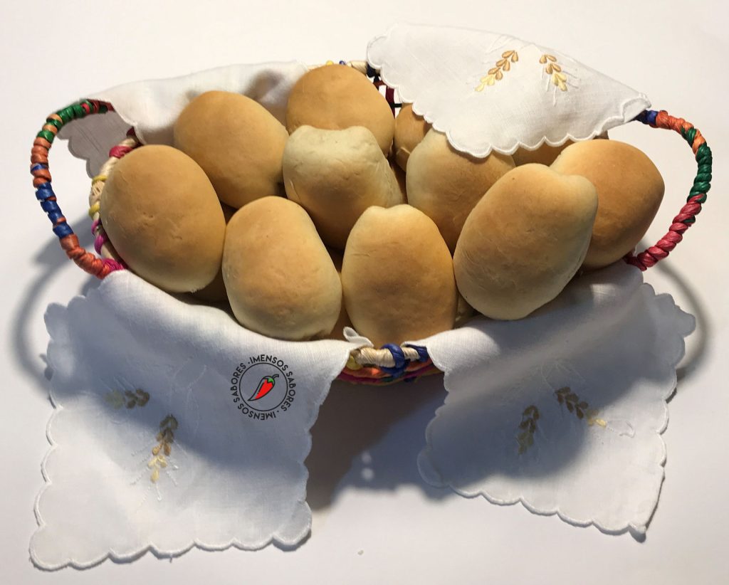 Pão recheado com carne e berinjela