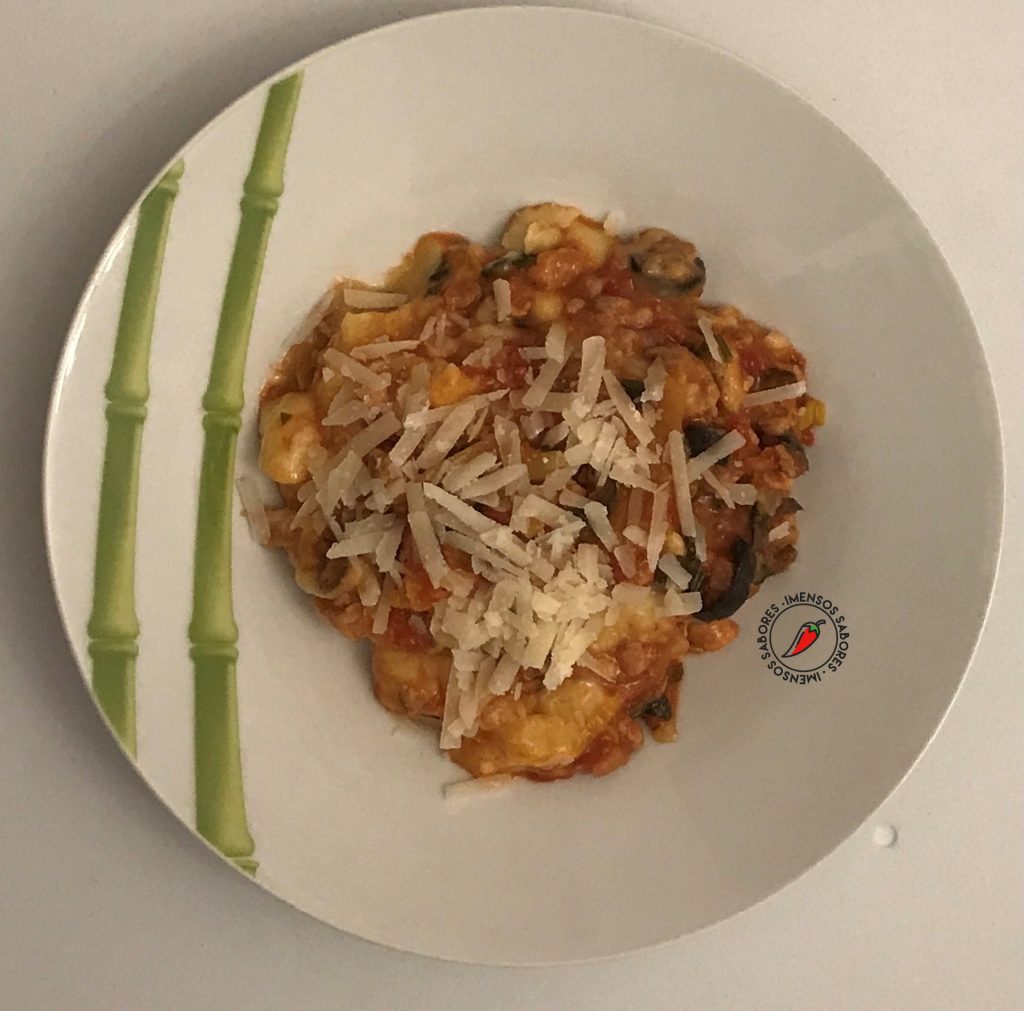 Polenta cremosa recheada com queijo brie e coberta com ragu de linguiça