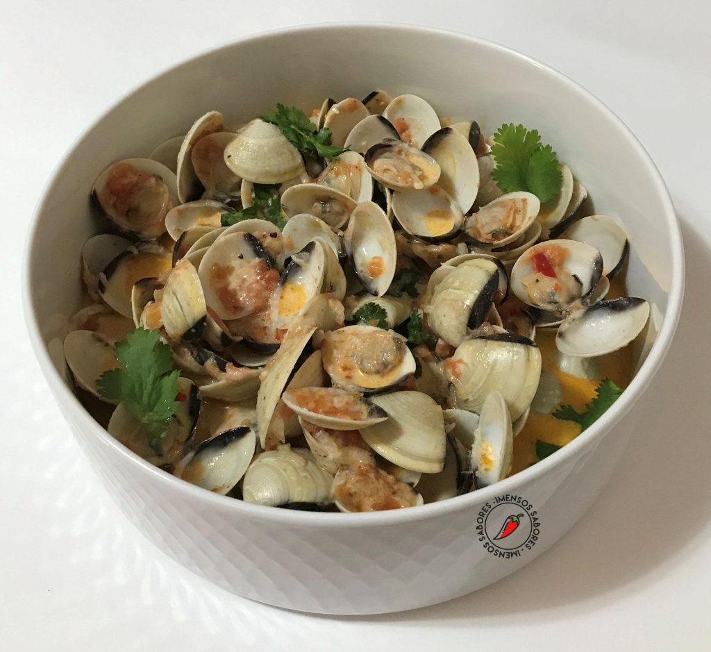 Amêijoas (vôngole) com leite de coco