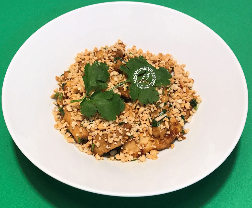 Frango com molho hoisin e amendoim
