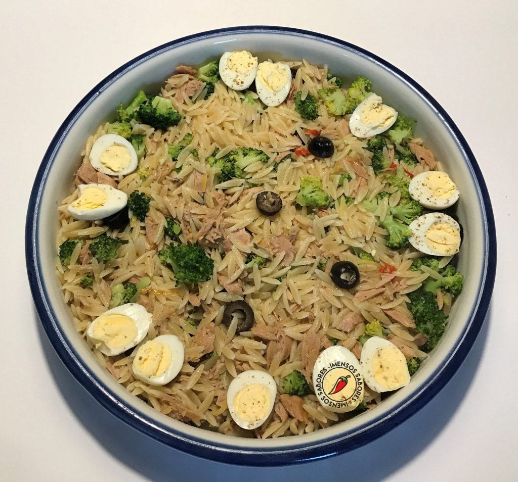 Risoni com atum e brócolis