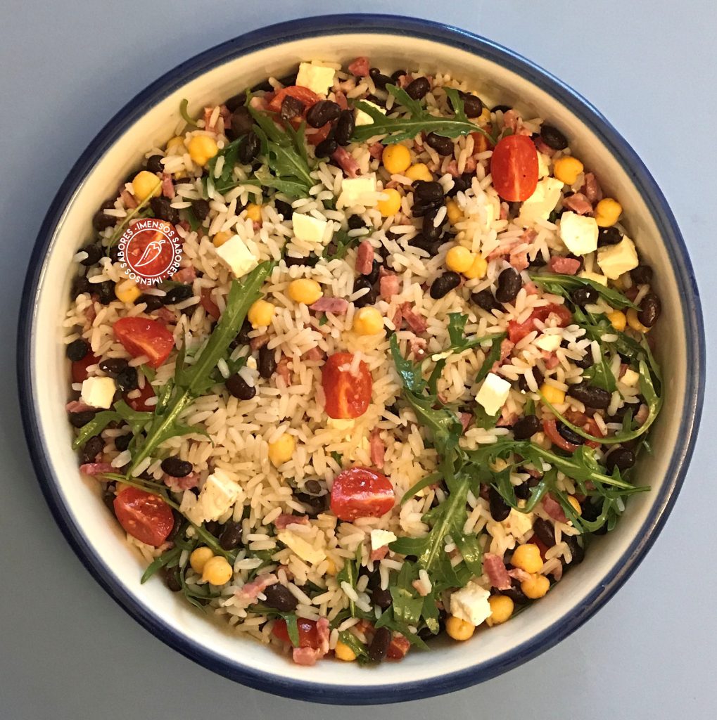 Salada de arroz com feijão e grão de bico