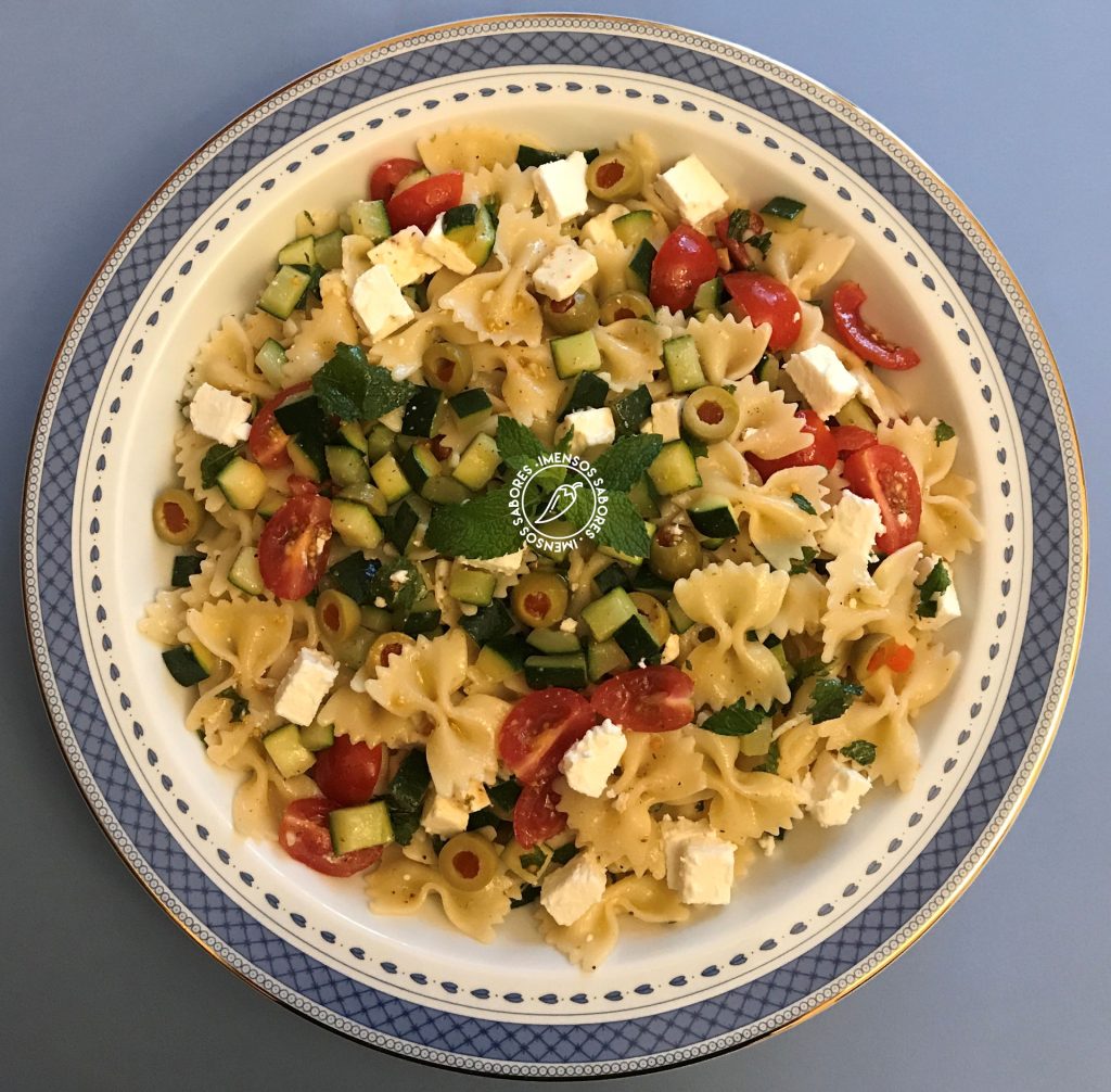Salada de massa com abobrinha (courgette) e queijo feta