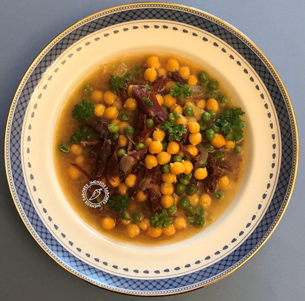 Sopa de grão de bico com ervilhas