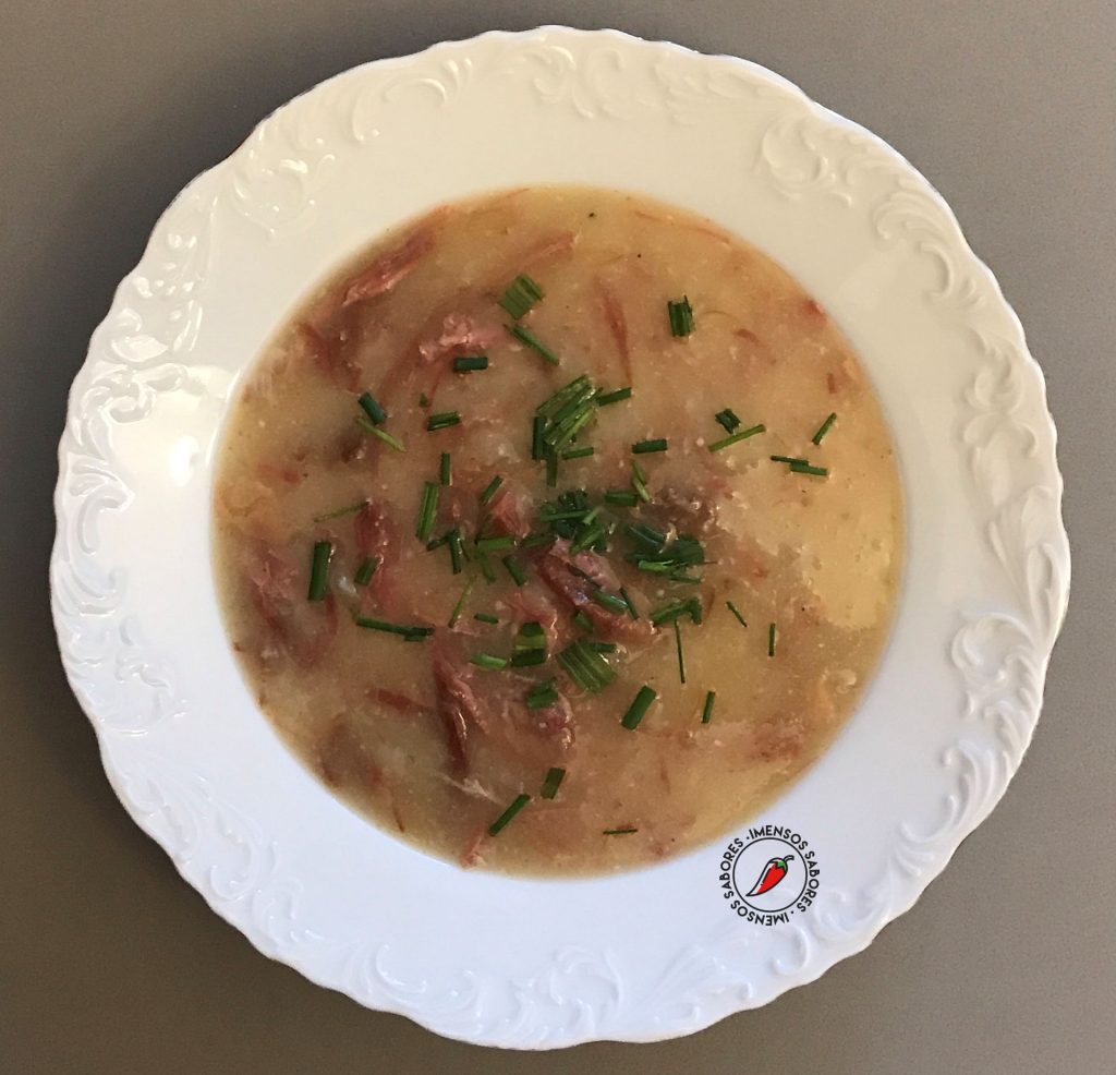 Sopa de mandioca com pernil defumado