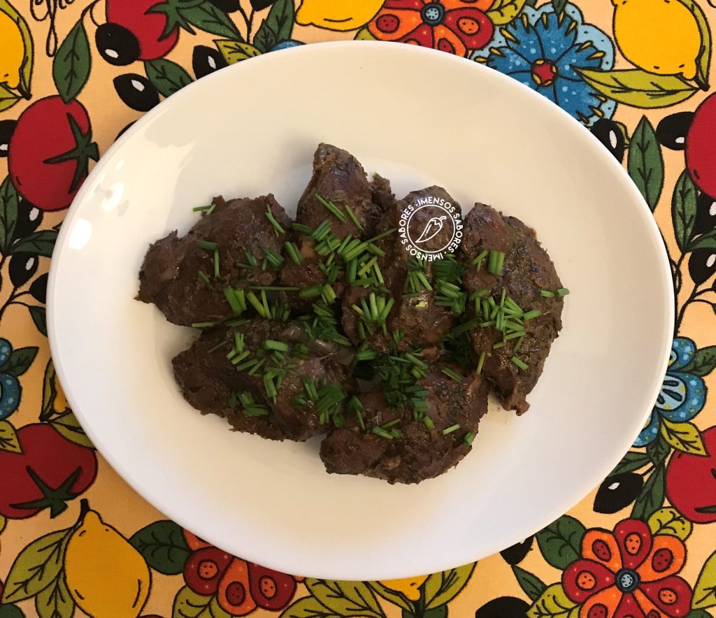 Bochechas de porco assadas com ervas e limão