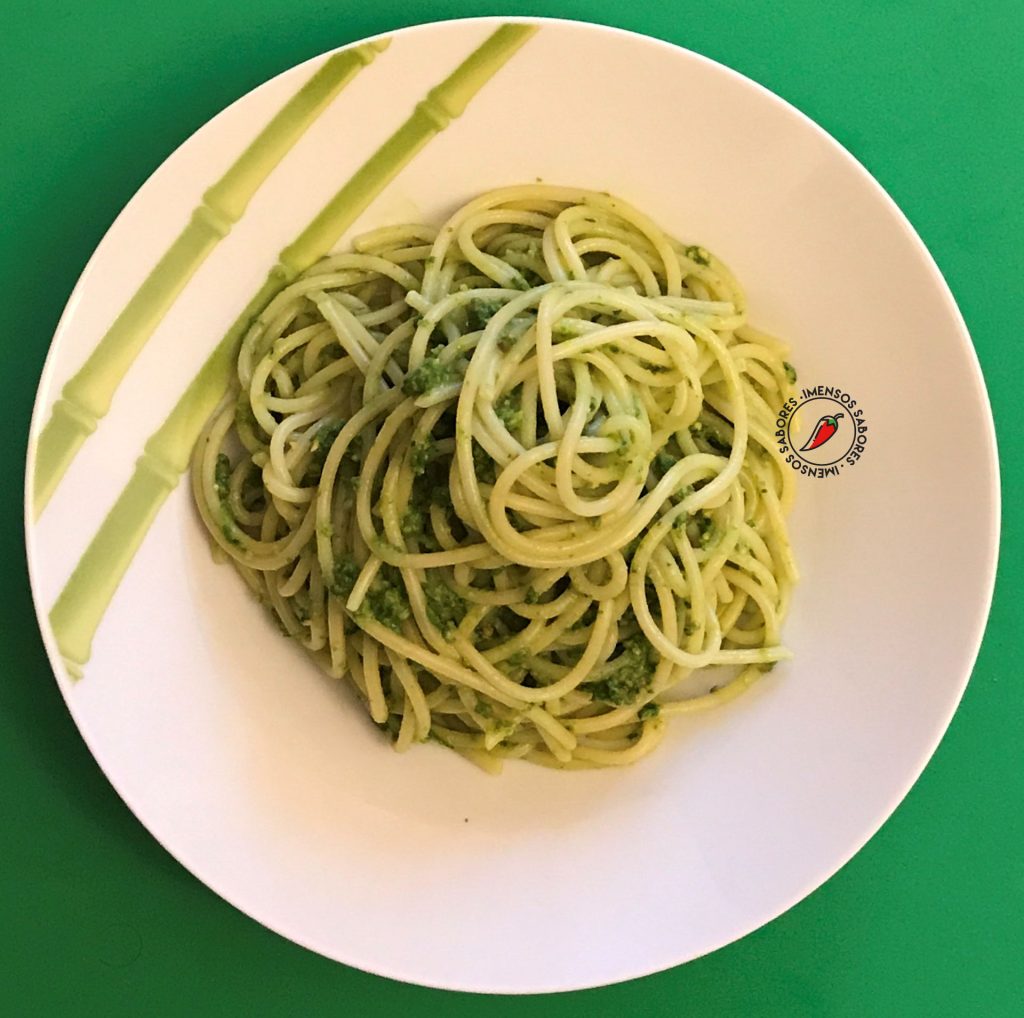 Espaguete ao pesto de rúcula e pistache