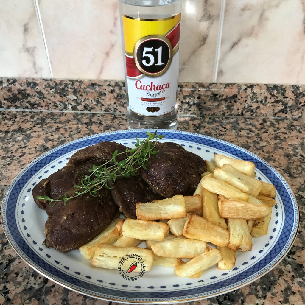 Bochechas de porco com cachaça e mel