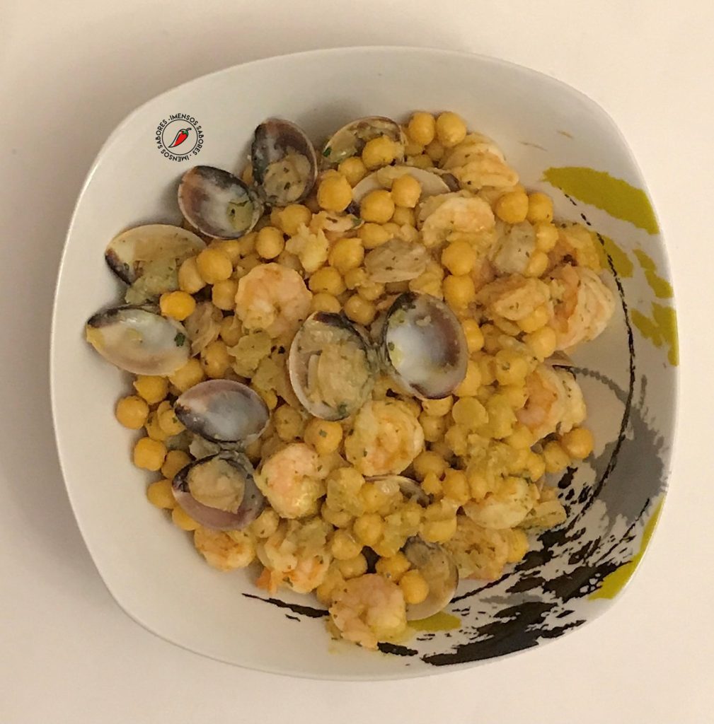 Caril de grão-de-bico com camarão e amêijoas (vôngole)
