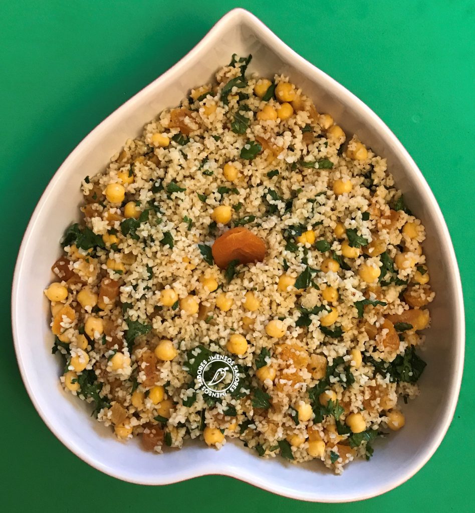 Salada de bulgur com grão-de-bico e damasco