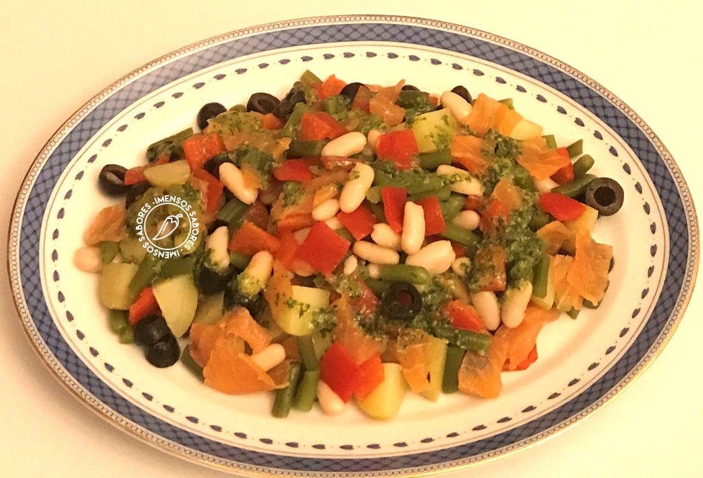 Salada de feijão com salmão defumado