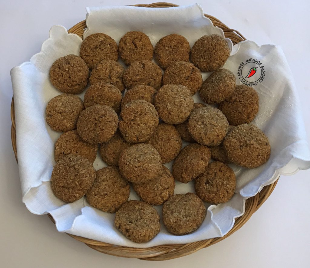 Biscoito de aveia e coco com banana e mel