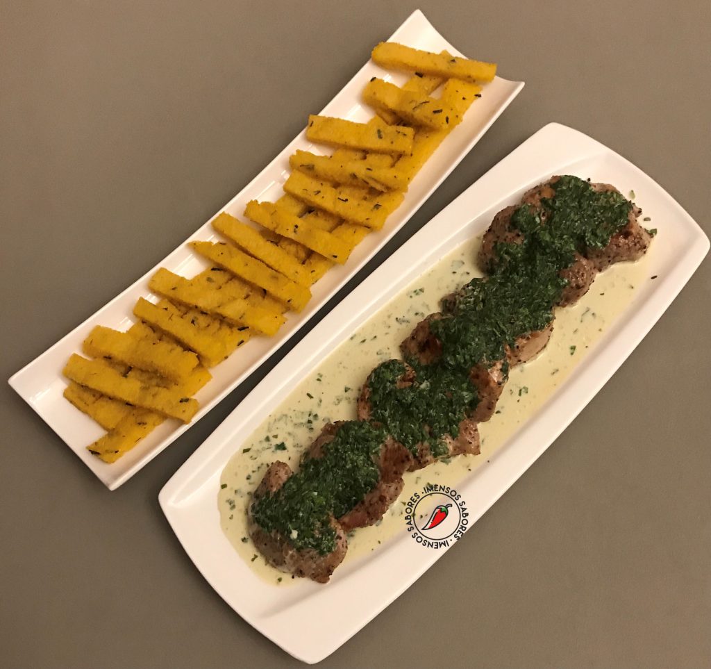 Lombinho de porco grelhado com molho de manjericão