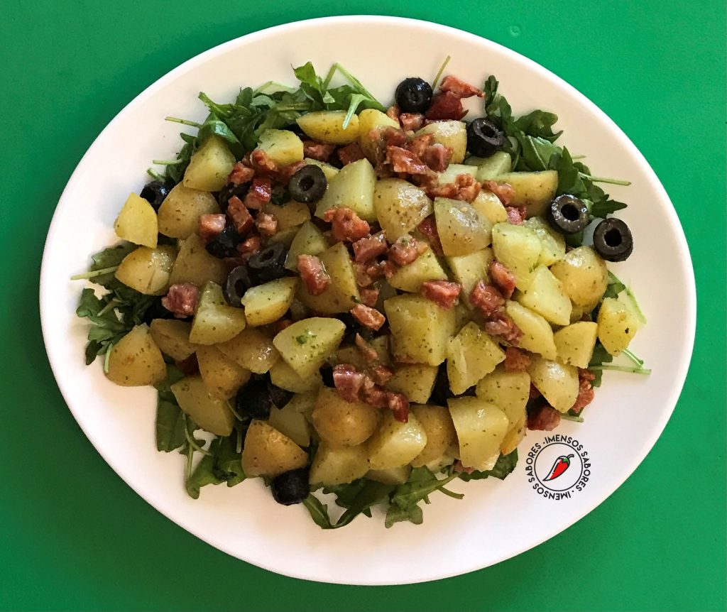 Salada de batata nova com chouriço