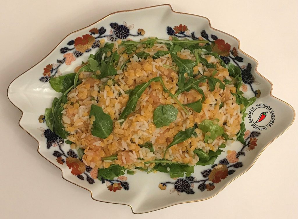 Salada de lentilha vermelha com arroz e salmão defumado