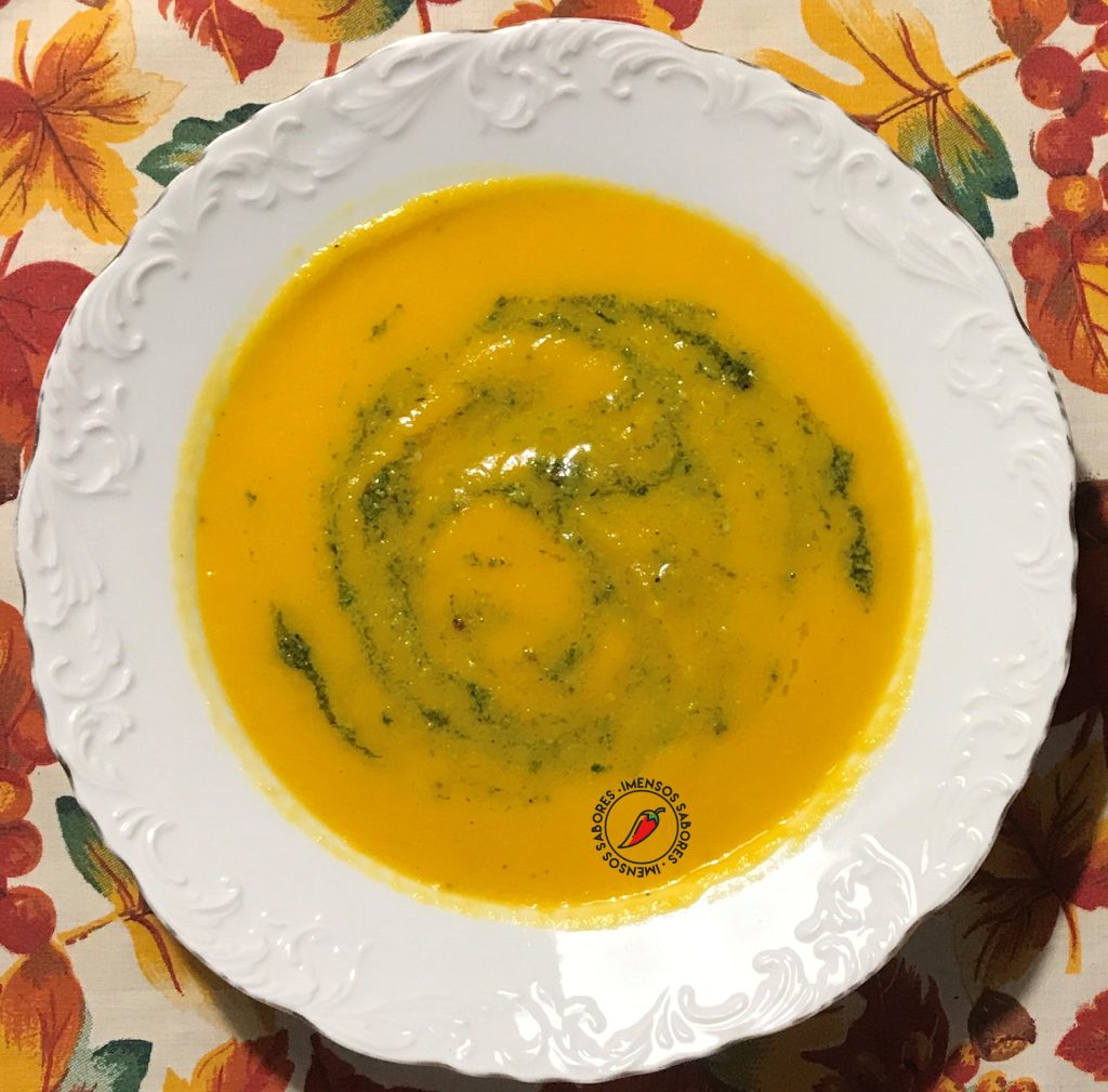 Sopa de cenoura com pesto de manjericão e pistache