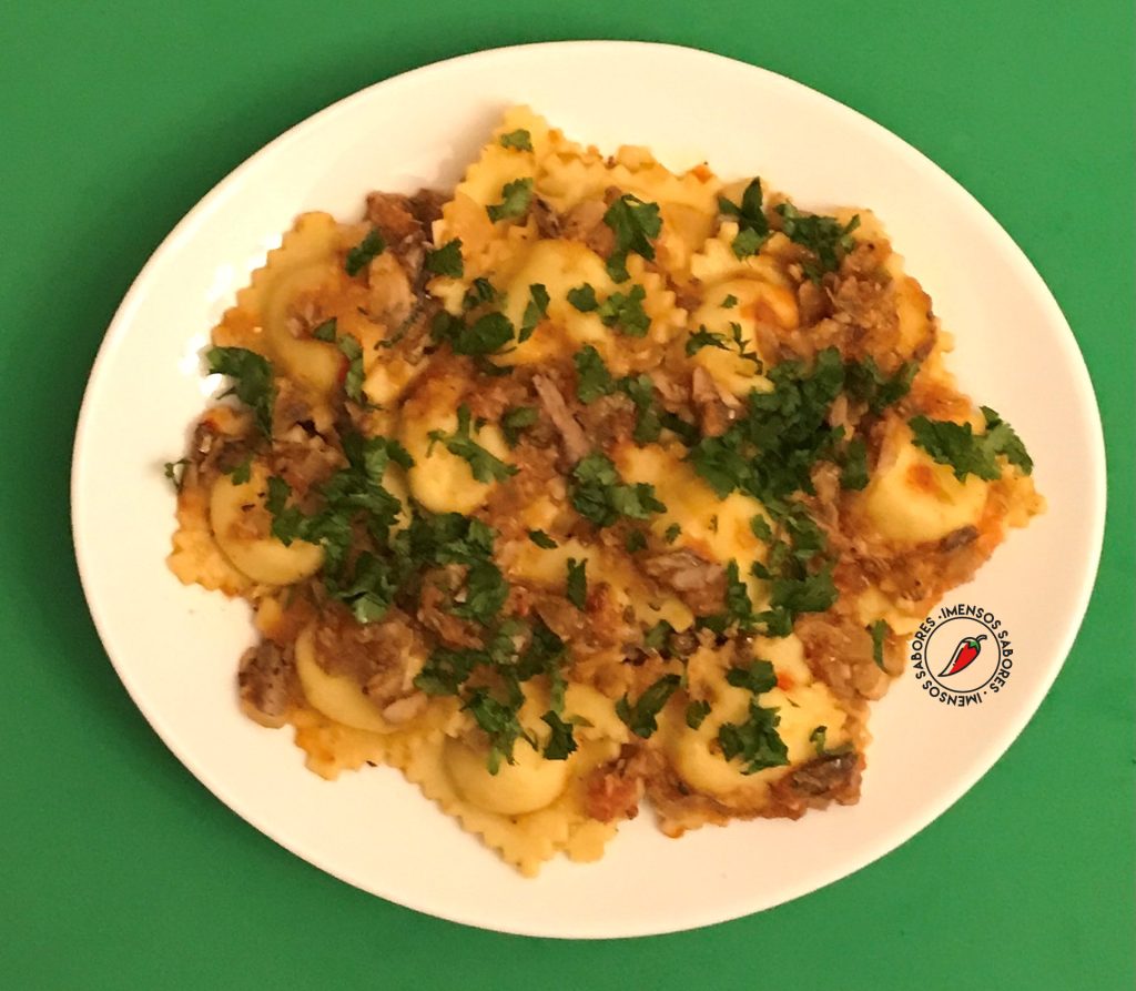 Ravioli de queijo com molho de sardinha