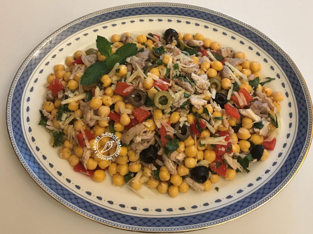 Salada de grão-de-bico com frango