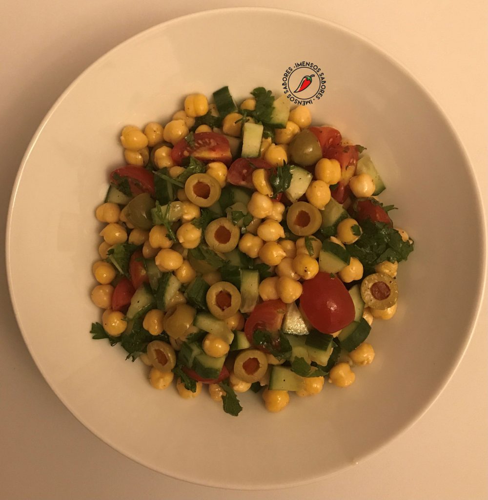 Salada de grão-de-bico com tomate e pepino