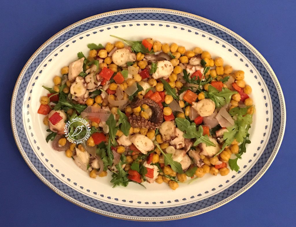 Salada de grão-de-bico com polvo