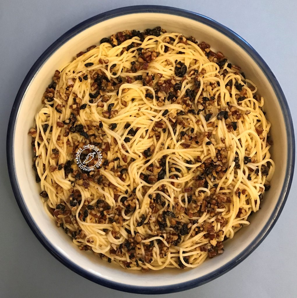 Espaguete com nozes pecan e azeitonas
