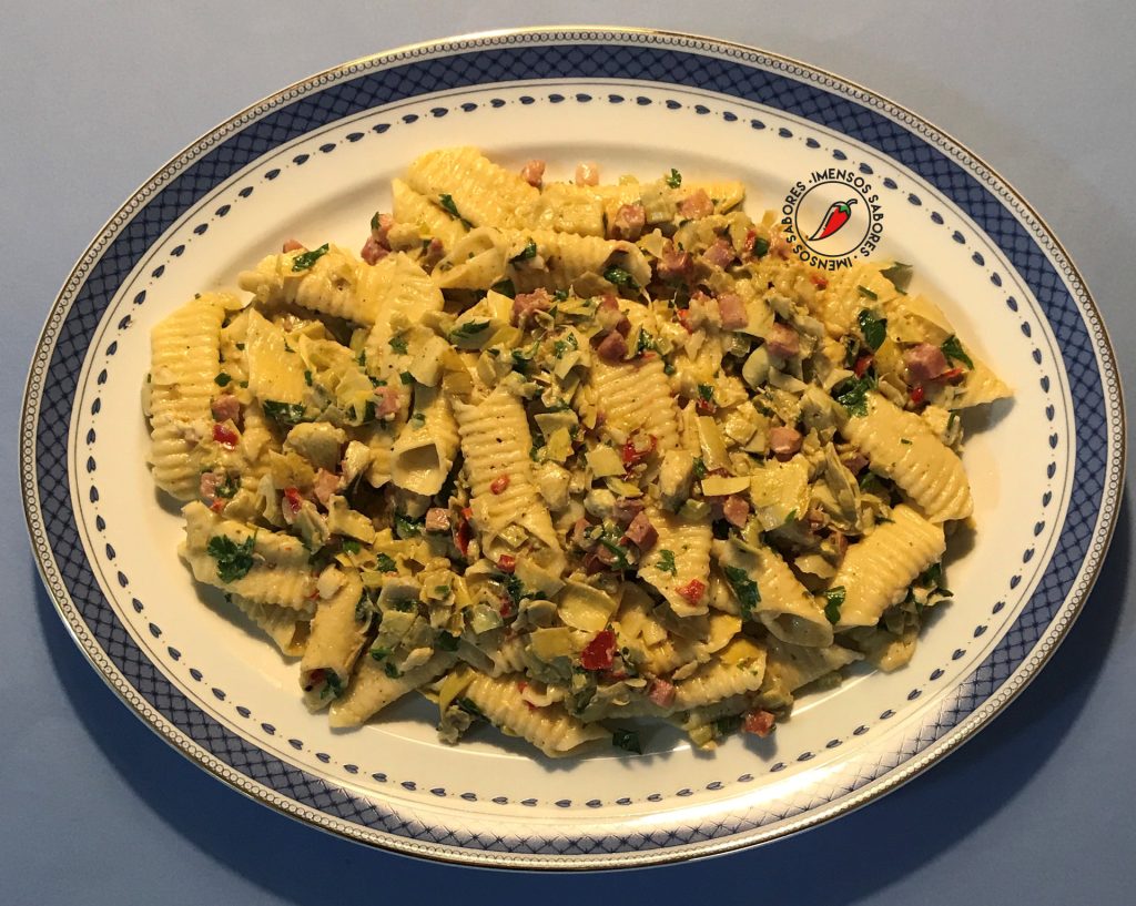 Massa garganelli com alcachofra e bacon
