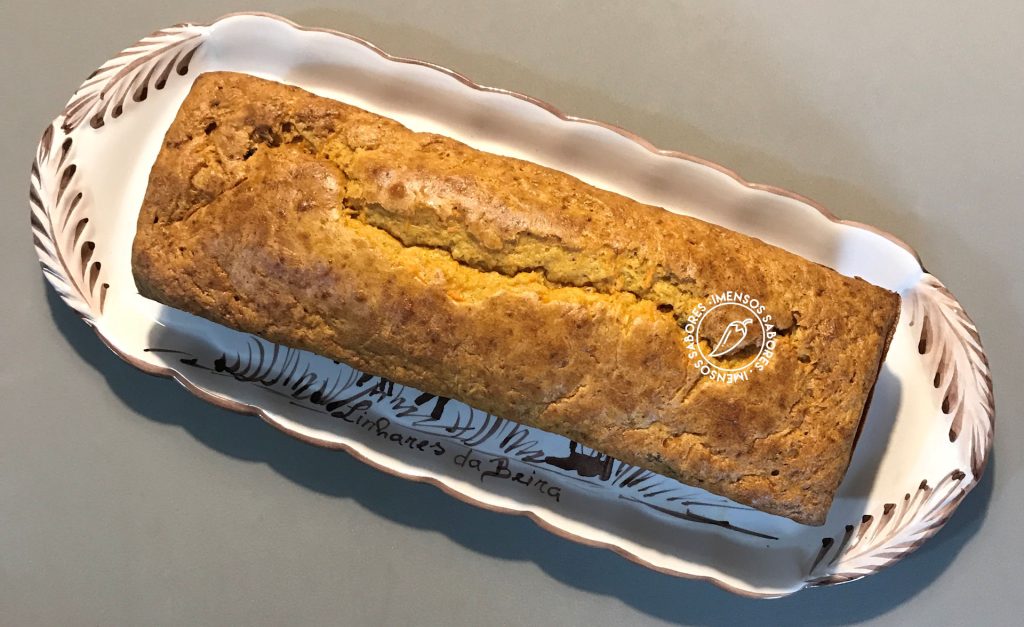 Bolo de cenoura com passas e mel