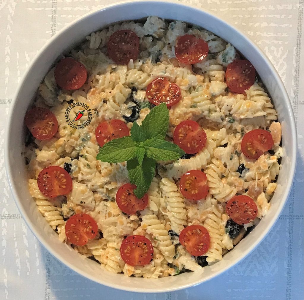 Salada de lentilha vermelha com macarrão e bacalhau