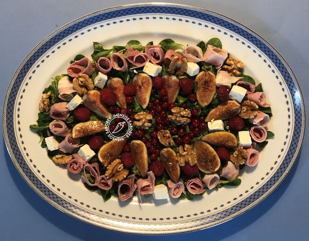 Salada verde com figos frescos, frutos vermelhos e prosciutto cotto