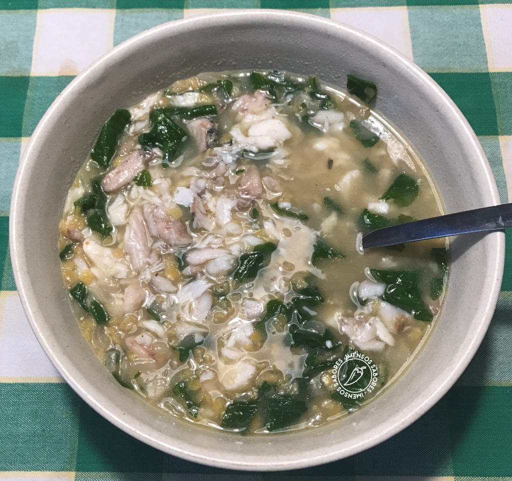 Sopa de lentilha vermelha com espinafres e peixe