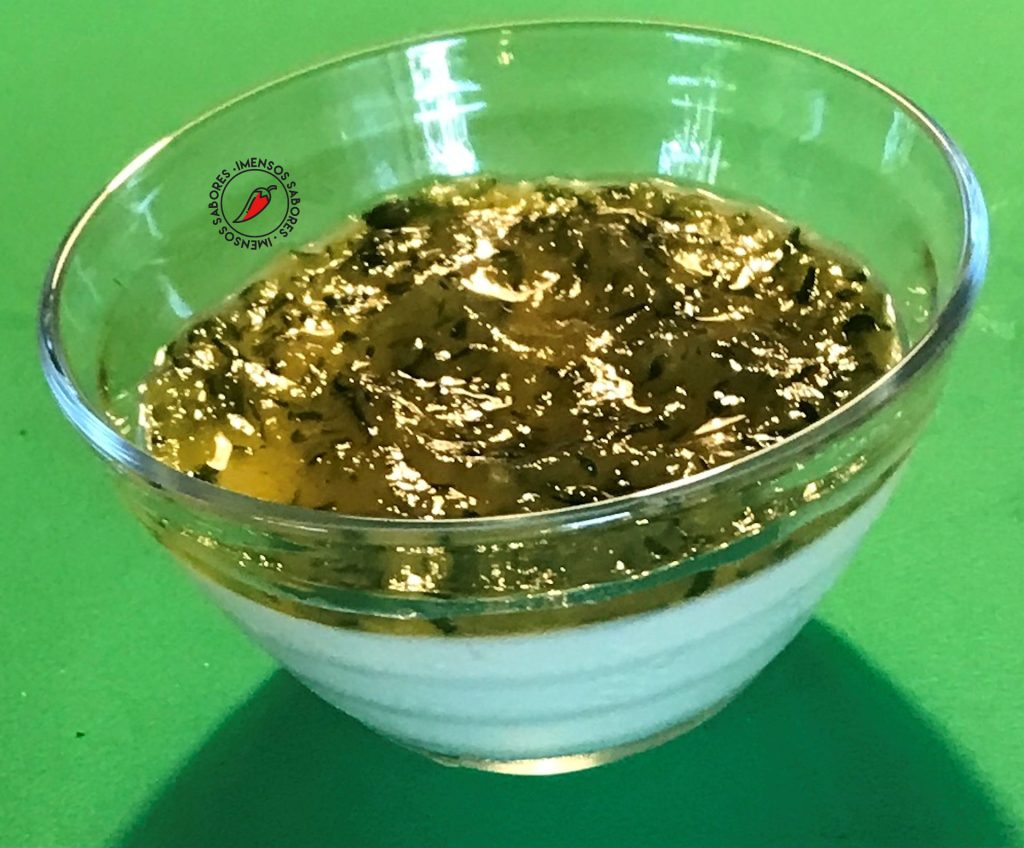 Manjar de leite em pó e coco com geleia de abobrinha (courgette)