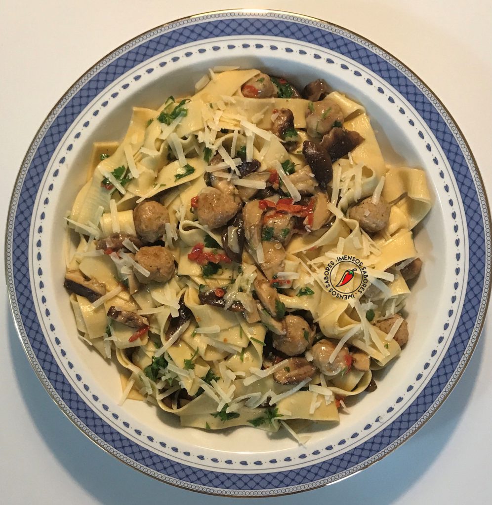 Massa caseira com almôndega de porco e cogumelo shitake