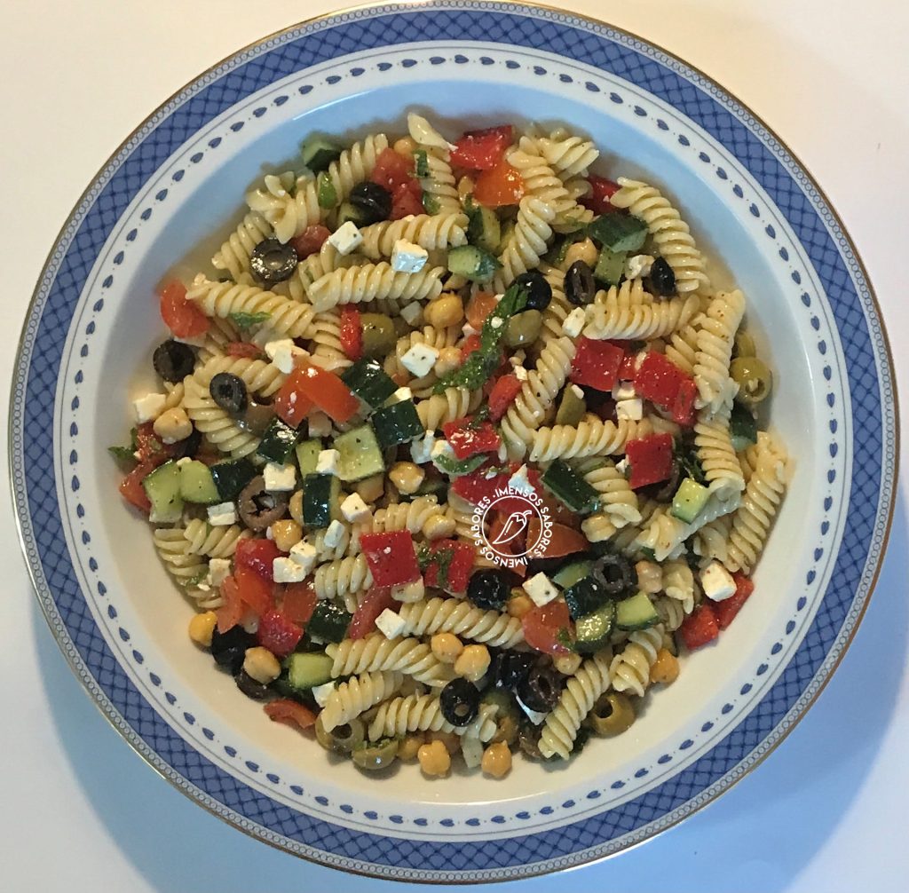 Salada de macarrão mediterrânea