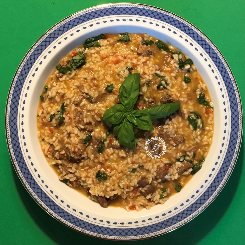 Arroz malandrinho de costela bovina e manjericão