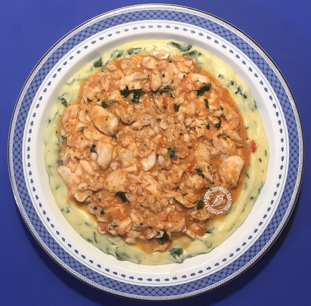 Polenta cremosa com espinafres e molho de peixe