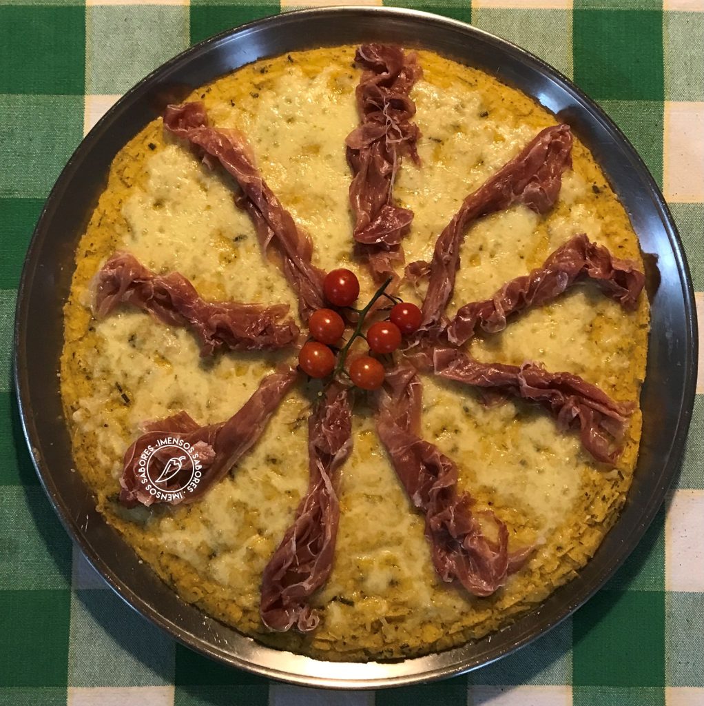 Pizza de polenta crocante com prosciutto di Parma