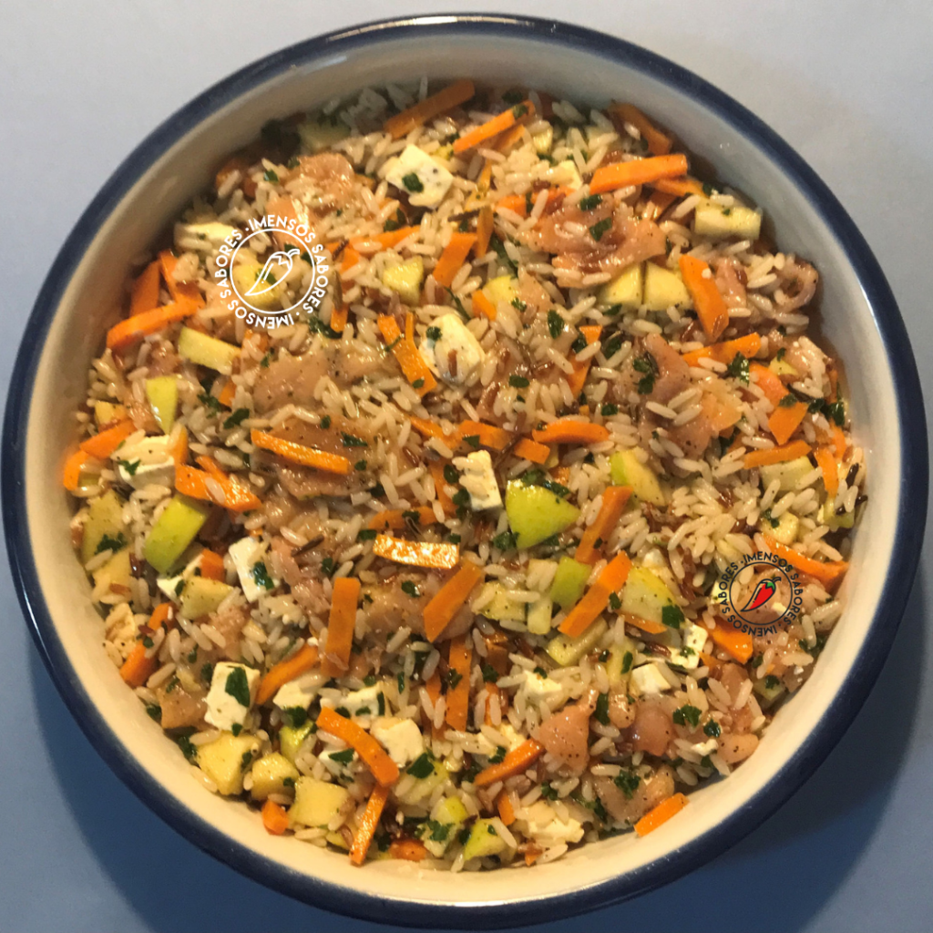 Salada de arroz com salmão defumado e queijo feta