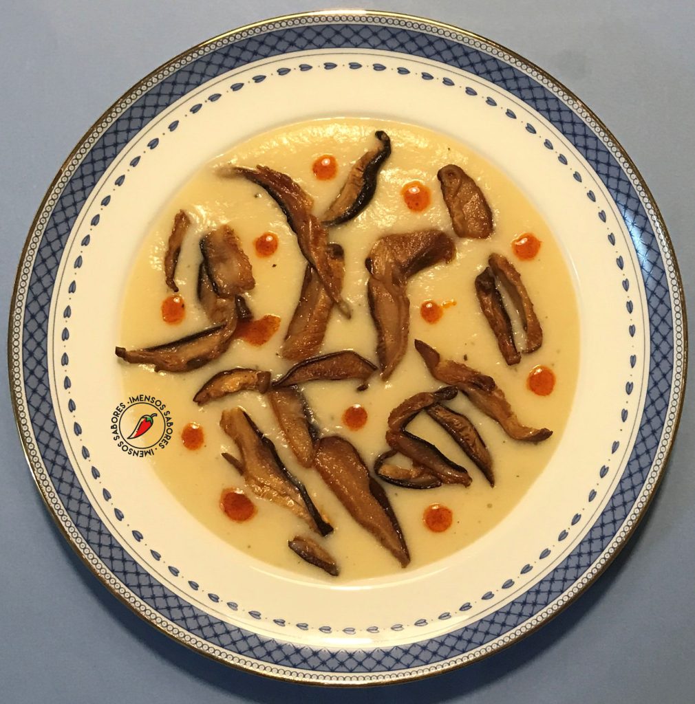 Sopa com couve-lombarda e cogumelo shitake
